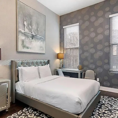 1 Cortes #32 Apartment